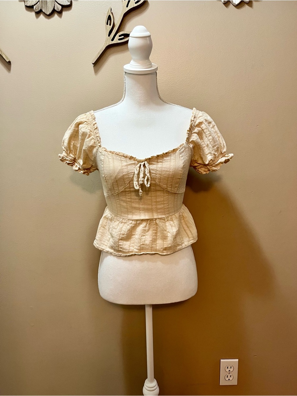URBAN Romantics Cream Peplum Puff Sleeve Crop Top